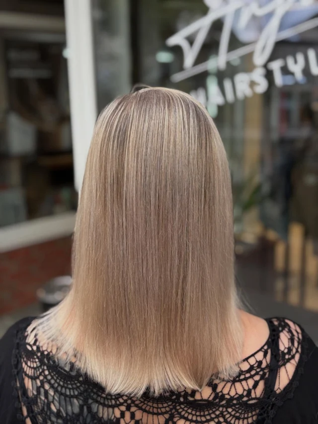 Veredelte Farbbrillanz durch eingearbeitete dunkle Strähnen und ein Glossing-Finish.
Mit Tri Juven wurde das Haar zusätzlich gepflegt und geschützt – für ein gesundes, strahlendes Ergebnis. 💇🏼♀️✨
#delmenhorst #arjohairstyle #meister #slaybyrojin #glynt #mangala #bremen #oldenburg #blond #strähne #trijuvenglynt
