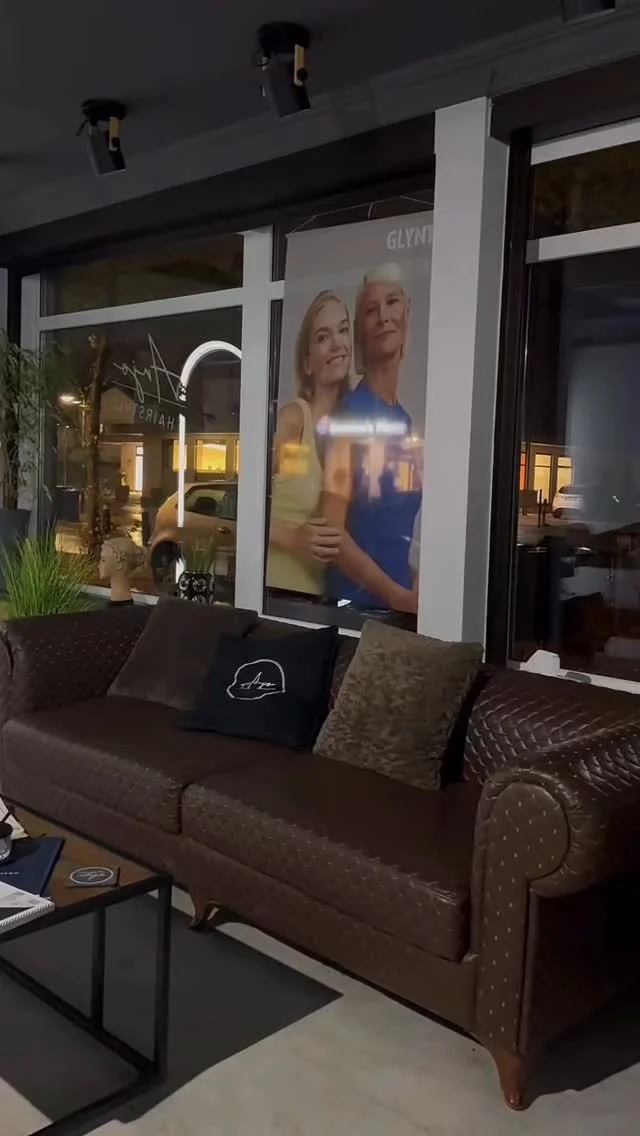 „Wo das Haar sitzt, der Drink passt und der Vibe stimmt. 🍸
🎥: @sadun_ibm 
#delmenhorst #arjohairstyle #bremen #balayage #glynthair #slaybyrojin #hairlove #Oldenburg #drink