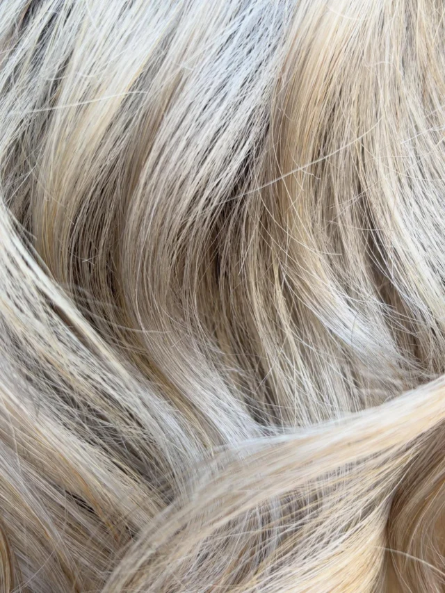 Unsere Kundin kam mit bereits aufgehelltem Haar aus dem Ausland zu uns – wir haben die grauen Ansätze sanft kaschiert und den gesamten Look harmonisch aufgefrischt. 💫
Das Ergebnis: ein eleganter, kühler Graublond-Ton, der den Übergang perfekt ausbalanciert und für ein edles, frisches Finish sorgt. ❄️🤍
Ein Look, der Stil und Natürlichkeit vereint – wir lieben’s! 💇🏼♀️💎
#HairTransformation #CoolBlonde #Graublond #HairGoals #SalonLiebe #Balayage #HairstyleInspo #FriseurLiebe #arjohairstyle #slaybyrojin #delmenhorst #oldenburg #bremen #frisuermeisterin