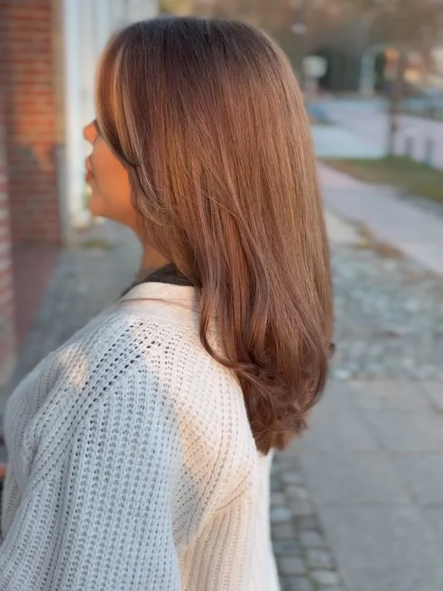 Glow-up ✨
Sanfter Braunton, leichtes Face Framing & dezente Highlights – natürlich, weich und voller Bewegung 🤎

#arjohairstyle #slaybyrojin #delmenhorst #oldenburg #bremen #ganderkesee #hairsalon #meisterfriseur #glynt #highlights #faceframing #newbrown