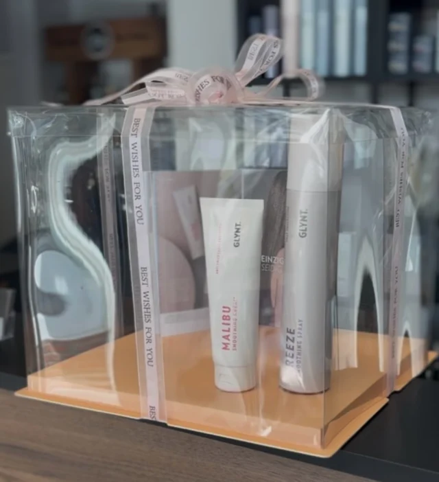 Gerne verpacken wir Ihre ausgewählten Haarpflegeprodukte liebevoll und elegant als Geschenk – ideal für Geburtstage, besondere Anlässe oder als kleine Aufmerksamkeit für zwischendurch.

Besuchen Sie uns im Salon und lassen Sie sich Ihr individuelles Geschenkset zusammenstellen.